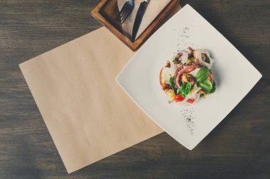 Salata sebze ve ahtapot top ile göster