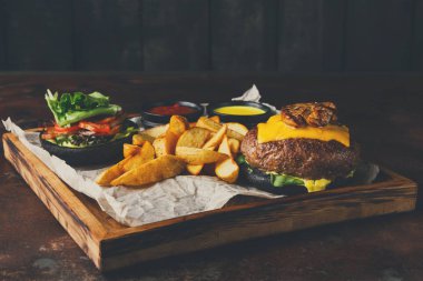 Hamburger menü üzerinde ahşap tepsi götürün