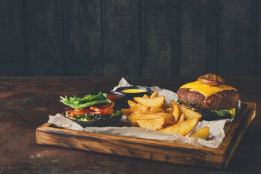 Hamburger menü üzerinde ahşap tepsi götürün