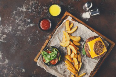 Hamburger menü üzerinde ahşap tepsi üstten görünüm götürün