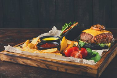 Hamburger menü üzerinde ahşap tepsi götürün