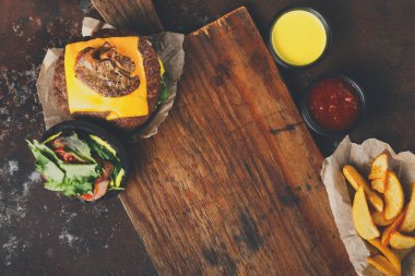 Hamburger menü ahşap tepsi kopya alanı üzerinde götürün