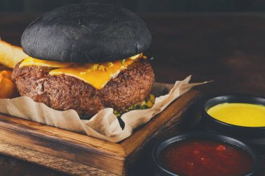 Siyah topuz burger patates ile yakın takozlar