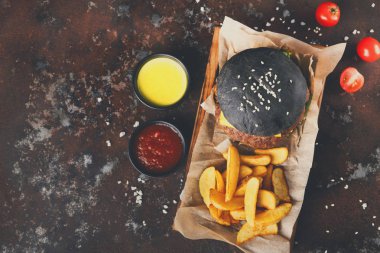 Siyah topuz burger patates dilimleri en iyi Manzaralı