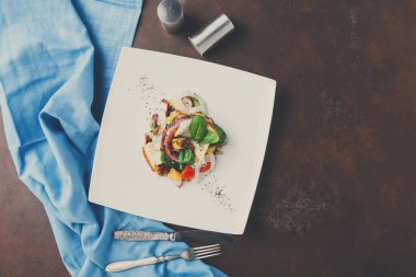 Salata sebze ve ahtapot top ile göster