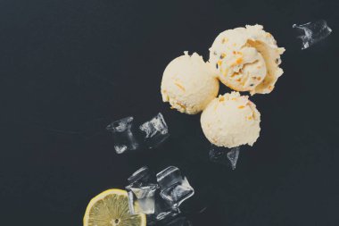 Siyah arka plan üzerine buzlu dondurma kaşık toz