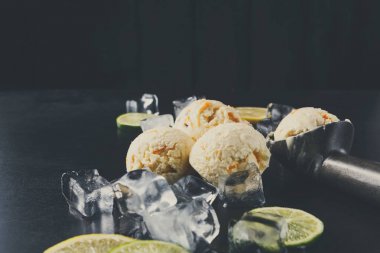 Siyah arka plan üzerine buzlu dondurma kaşık toz