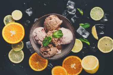 Siyah arka plan üzerine kase dondurma kaşık toz