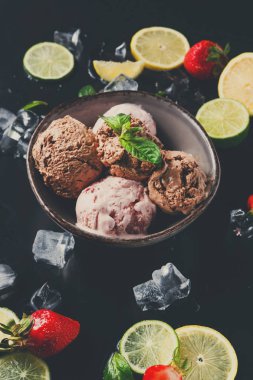 Porsiyon meyve siyah ile dondurma kaşık toz