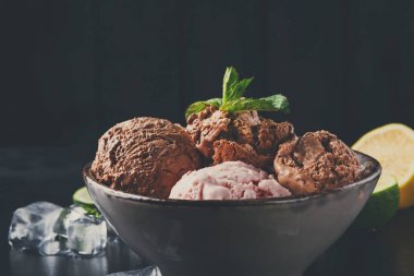 Porsiyon meyve siyah ile dondurma kaşık toz