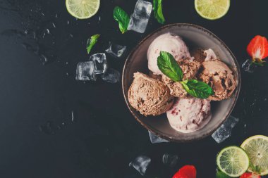 Porsiyon meyve siyah ile dondurma kaşık toz