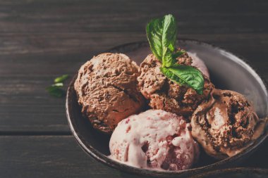 Porsiyon meyve ahşap üzerine dondurma kaşık toz