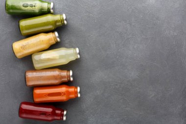 Detoks smoothies gri arka plan üzerinde cam şişelerde ürün yelpazesine.