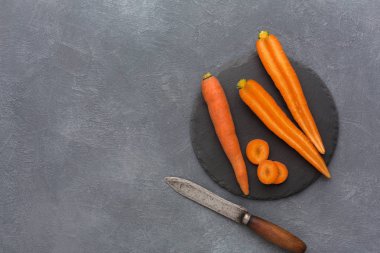 Rustik kayrak taş plaka ile havuç, kopya alanı