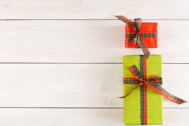 Noel hediye kutuları ahşap yüzey arka plan masa. Üstten Görünüm. Kopya alanı.