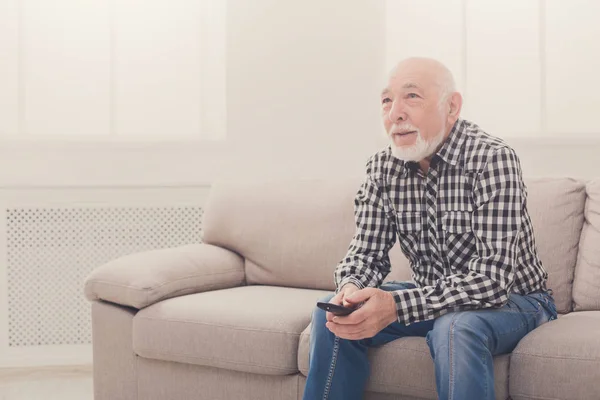 Lugn senior man titta på tv kopia utrymme — Stockfoto