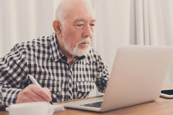 Dizüstü bilgisayar kullanma ve Not Defteri'nde yazma olgun adam