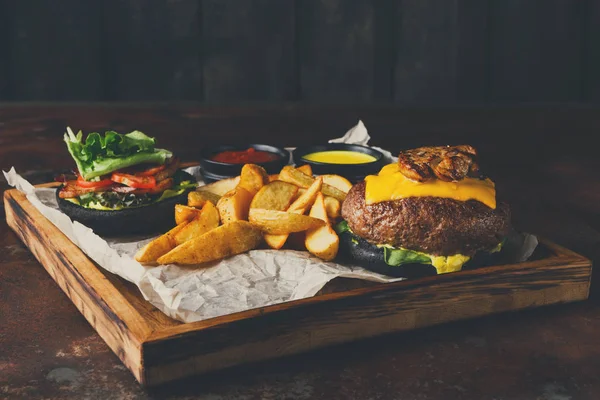 Hamburger menü üzerinde ahşap tepsi götürün