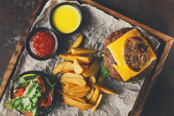 Hamburger menü üzerinde ahşap tepsi üstten görünüm götürün