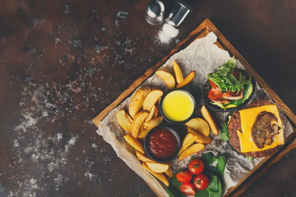 Comida para llevar menú en bandeja de madera vista superior —  Fotos de Stock