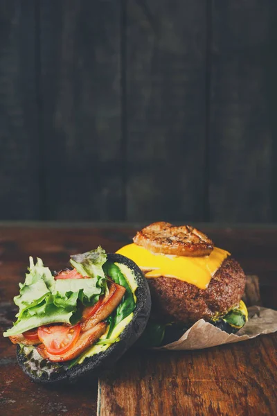 Black bun burger on wooden tray copy space — Stock Photo, Image