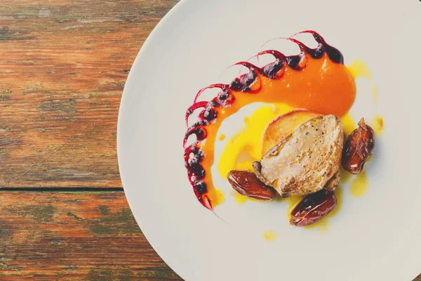 Kavrulmuş kaz ciğeri tarihi meyve ve elma ile