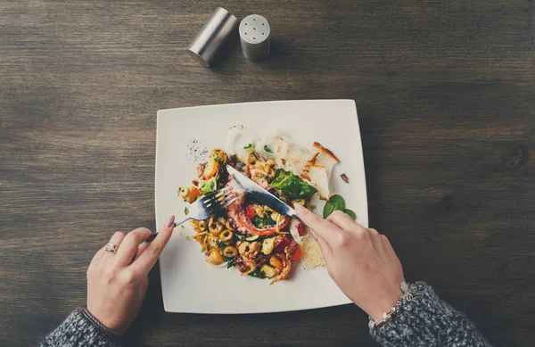 Salata sebze ve ahtapot en iyi manzaralı yemek