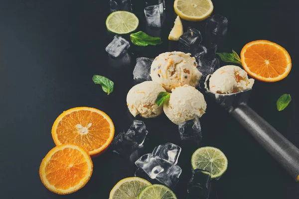 Siyah arka plan üzerine buzlu dondurma kaşık toz