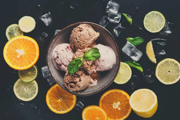 Siyah arka plan üzerine kase dondurma kaşık toz