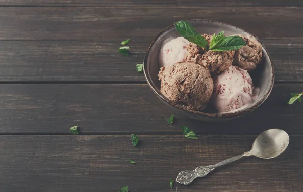 Porsiyon meyve ahşap üzerine dondurma kaşık toz