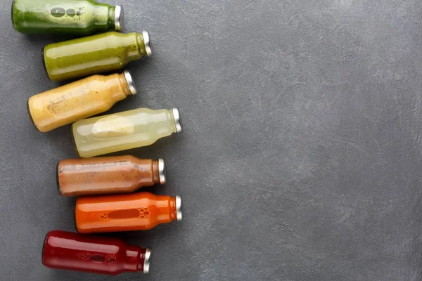 Detoks smoothies gri arka plan üzerinde cam şişelerde ürün yelpazesine.