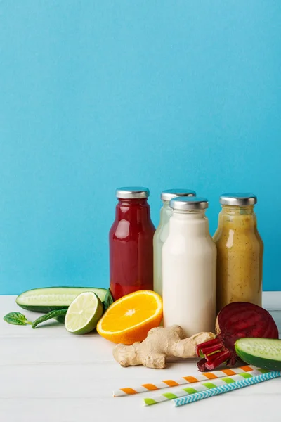 Sortiment av detox smoothies i glasflaskor på vägg bakgrund. — Stockfoto