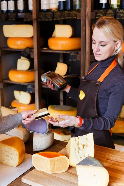 Bakkal dükkanı beyaz peynir sırasını için ödeme müşteri.
