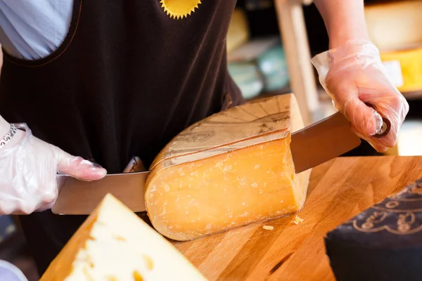 Bakkal dükkanı beyaz peynir kesme yaşlı