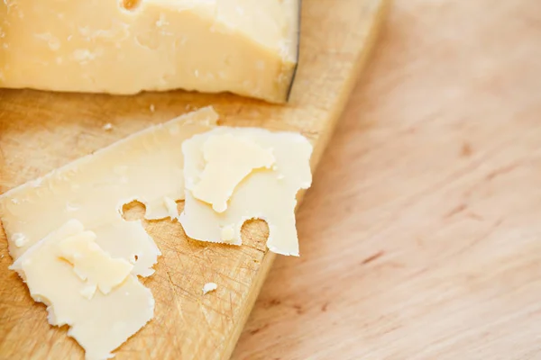 Ostbricka, parmesan naturliga trä ombord — Stockfoto