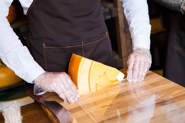 Tezgâhtar bir parça peynir kaydırma