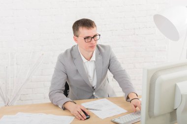 Bilgisayarlı genç işadamı