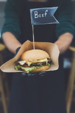 Sığır eti ile sokak fast food festival, hamburger