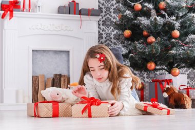 Santa şapka çıkartıyorum Noel hediyelerini güzel kız