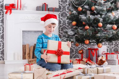 Yakışıklı Santa şapka çıkartıyorum Noel hediyesi