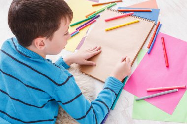 Sevimli çocuk çizmek, Noel Baba, Noel için beklemek için mektup yazma