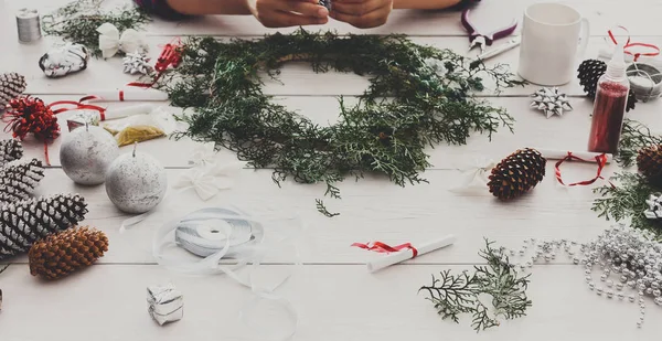 Kreatywne hobby diy. Dekorację świąteczną ręcznie rzemiosła, ornament i garland — Zdjęcie stockowe