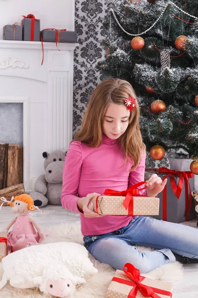 Schönes Mädchen beim Auspacken von Weihnachtsgeschenken — Stockfoto