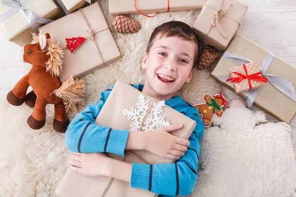 Glückliches Kind mit Geschenkschachteln und Geschenken, Ansicht von oben — Stockfoto