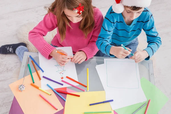 Kinder schreiben Brief an den Weihnachtsmann, warten auf Weihnachten — Stockfoto