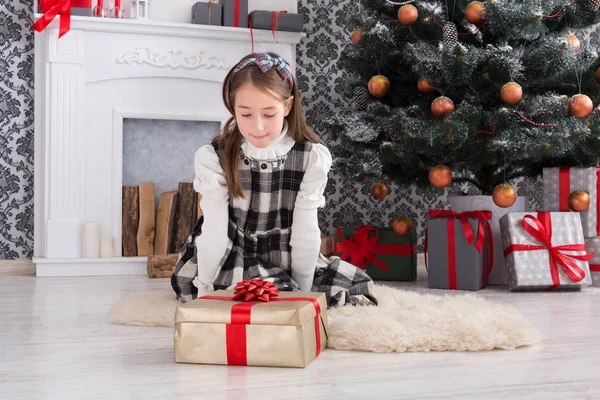 Hermosa chica desenvolver regalos de Navidad —  Fotos de Stock