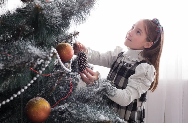 Linda niña decorar gran árbol de Navidad —  Fotos de Stock