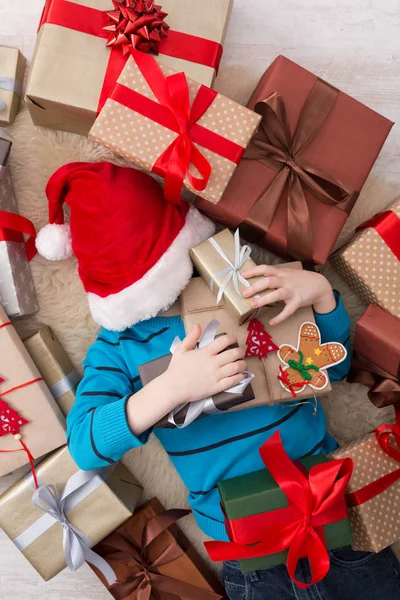 Criança feliz com caixas de presente de Natal e presentes, vista superior — Fotografia de Stock