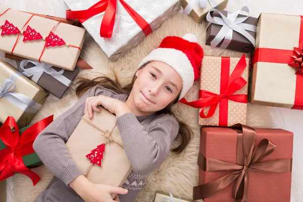 Noel hediye kutuları ve hediyeler, üstten görünüm ile mutlu çocuk