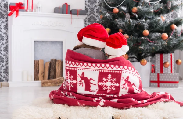 Barn i santa hattar nära julgran, vänta för semester — Stockfoto